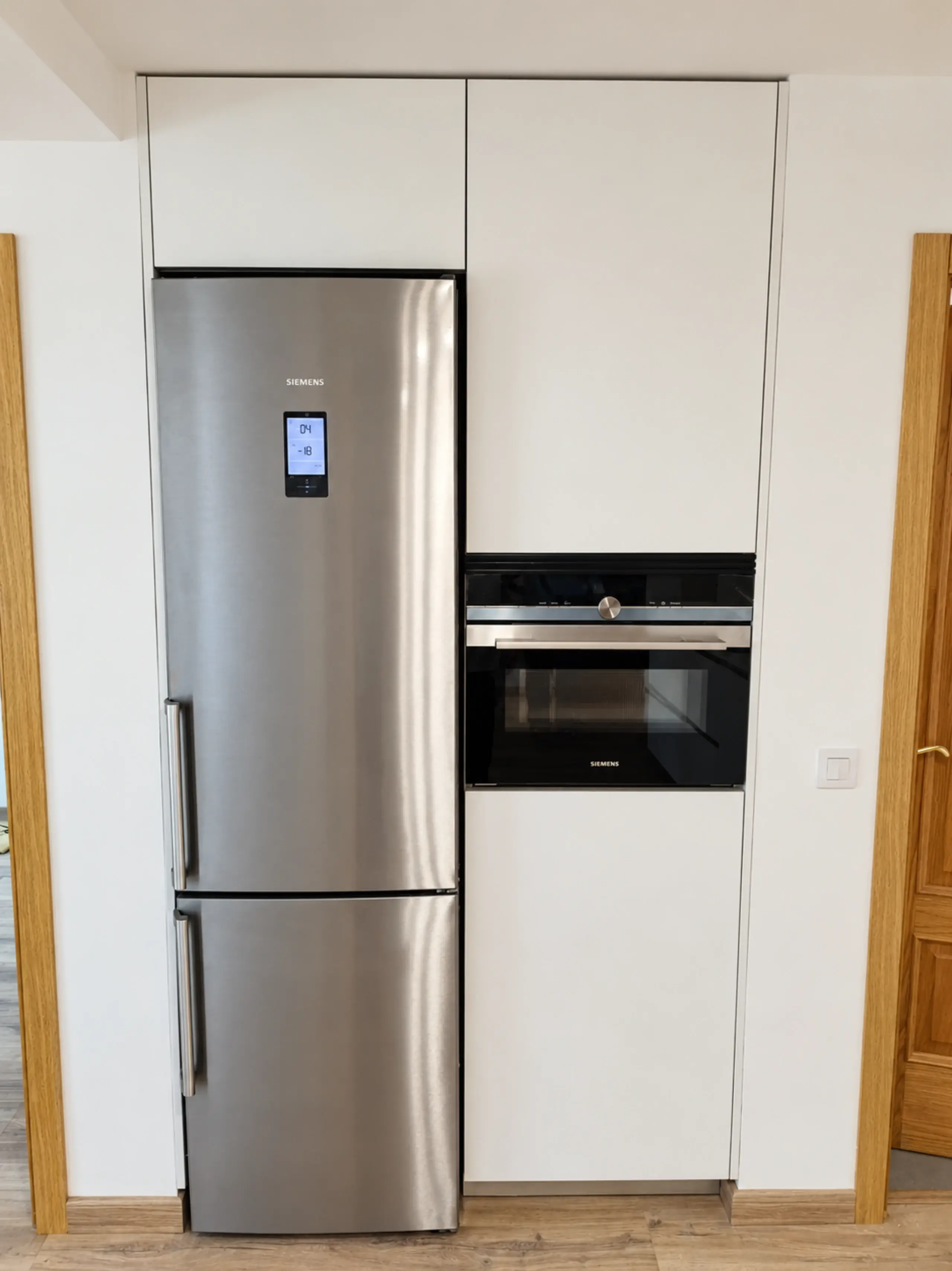 Columna blanca con frigorífico de acero y horno integrado