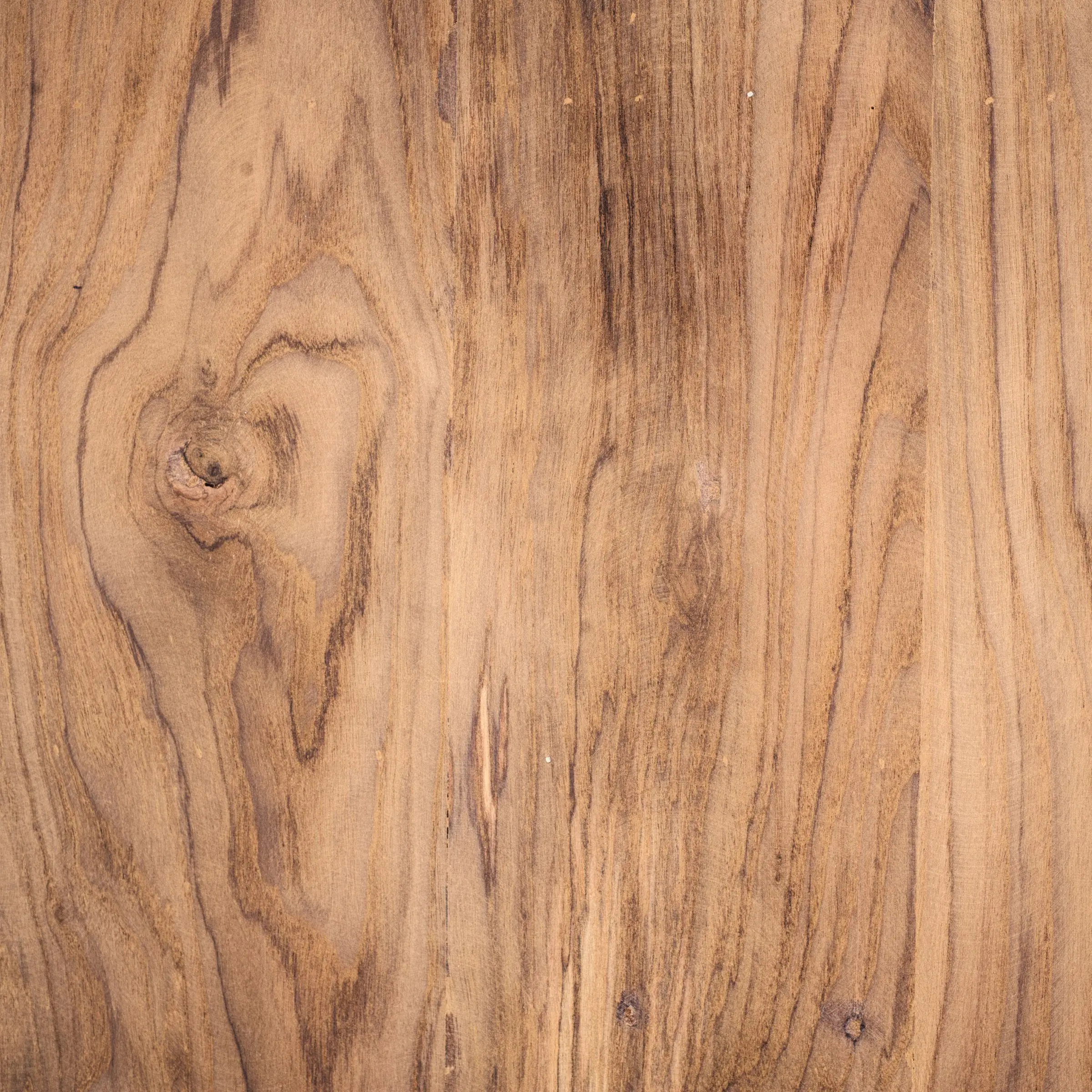 Superficie de madera con la veta marcada
