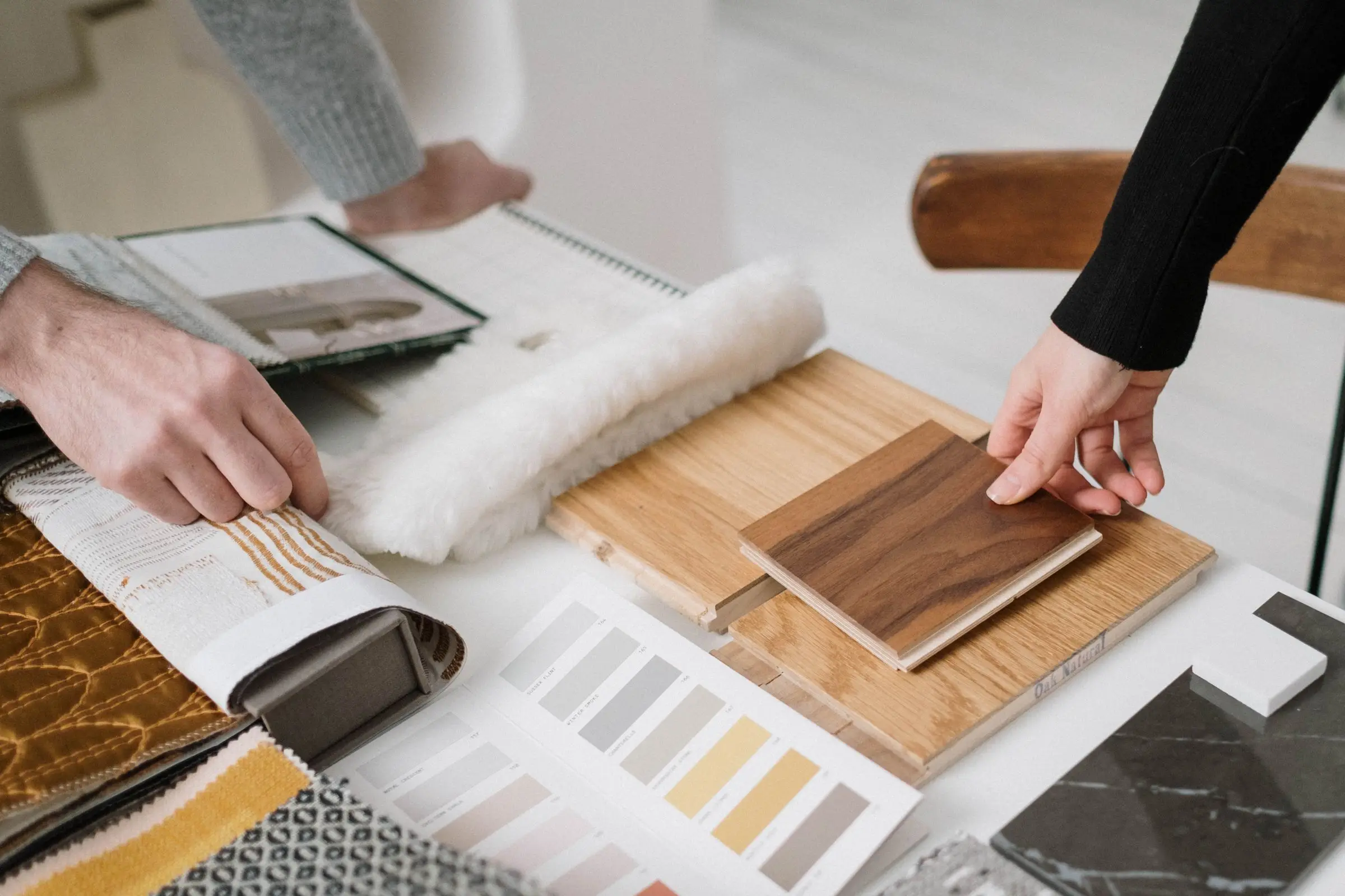 Muestras de madera y acabados sobre la mesa para elegir materiales